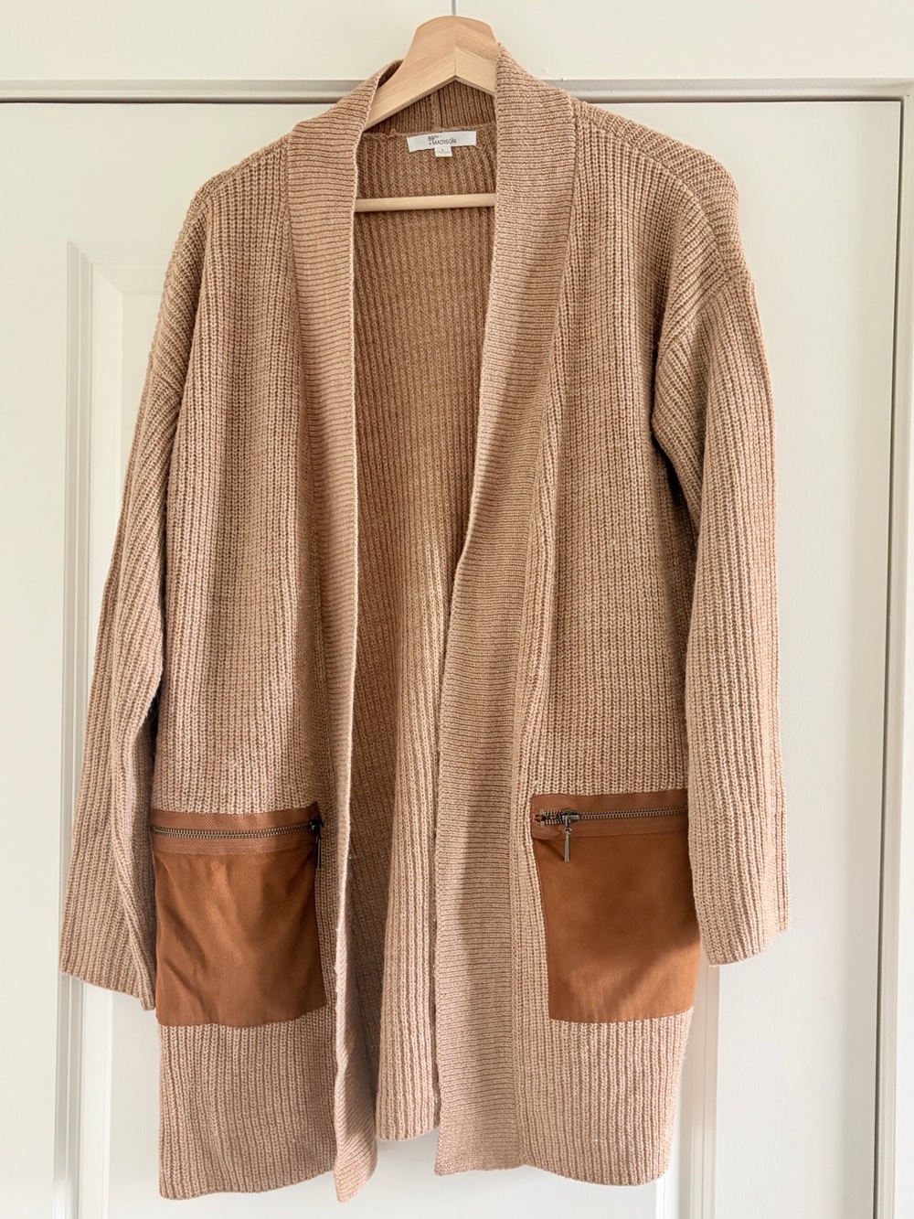 89th & Madison Beige Open-Front Ribbed Cardigan with Tan Pocket Trim